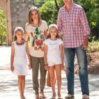 Durante las vacaciones en Palma de Mallorca. Con solo 7 a&ntilde;os, Sof&iacute;a ya era casi tan alta como su hermana.