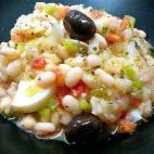 Este plato típico catalán se prepara con pimiento italiano, pimiento rojo, huevos duros, tomate pera y aceitunas negras. Lee aquí la receta.