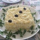 Con puré de patata, huevos duros, aceitunas verdes, maíz, atún y mayonesa. Puedes ver en Cookpad cómo prepararlo.