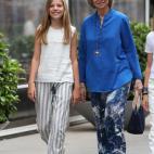 Con su abuela por las calles de Palma.