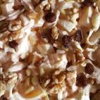 Se prepara con col, manzana, pera, piña, melocotón, piñones, nueces, pasas y salsa rosa. Mira en Cookpad la receta completa.