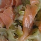 Sólo se necesita calabacín, cebolla, salmón ahumado, salsa de soja y ajo en polvo. Mira aquí la receta.