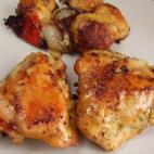 Se sirve acompañado de cebolla, pimiento morrón y patatas. Aquí puedes ver cómo preparar la receta.