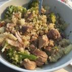 El autor recomienda hacerlo para cenar y llenar el tupper del día siguiente con las sobras. Puedes ver aquí cómo prepararlo.