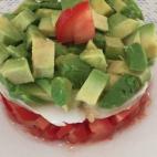 Los ingredientes son pocos (tomates, bacalao, aguacate, harina, pimienta, orégano y sal) y se prepara de forma muy rápida. Puedes ver cómo hacerlo en Cookpad.