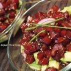 Por su aspecto e ingredientes (atún, aguacate, lima, soja, guindilla…) puede parecerse al tartar de atún, pero su sabor es totalmente diferente. Innova con esta receta.