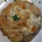 Setas variadas (las que más te gusten), patatas cocidas, queso de cabra y parmesano, pan, especias y aceite de oliva: un plato original y delicioso.