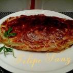 Para esta receta necesitarás un par de masas de hojaldre, filetes de pollo, champiñon fresco, chalotas, ajo, huevo, nata, tomate, aceite, pimienta y brandy.