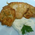 El marinado es probablemente una de las técnicas más sencillas para darle sabor a los platos. Aquí el salmón se marina antes de pasarlo por huevo y freírlo para acompañarlo de la salsa de yogur. Sencillo, rápido y rico.