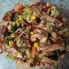 Una buena forma de comer esta verdura. Necesitarás brócoli, maíz, soja, remolacha y caballa. Consulta la receta completa en CookPad.