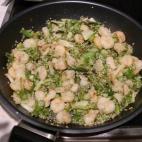 Este plato está preparado con ingredientes naturales pero, si andas corto de tiempo, también puedes recurrir a alguna bolsa de langostinos o verduras congeladas.