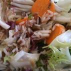 Es fácil y rápida de elaborar, además de ser muy saludable. Además, no te aburrirás porque podrás probar con diferentes combinaciones de ingredientes. Ésta lleva zanahoria, pasas, lechuga y atún.