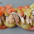 Una estupenda idea para reciclar sobras de pollo con salsa tártara, tomate y patatas asadas. Consulta la receta completa en CookPad.