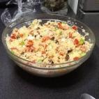 Con pasas, tomates, pimiento rojo y verde, calabacín o pepino, menta y albahaca. Tienes la receta completa en CookPad.