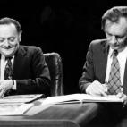 Es el primer álbum de Astérix que no crean Uderzo y Goscinny, aunque el lector se sentirá como en casa en la famosa aldea poblada por irreductibles galos. Goscinny falleció en 1977 y Uderzo ha supervisado el proyecto. Los nuevos dibujante y...