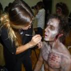 Pintar con sangre sintética la parte interna de los labios ayuda a dar realismo al disfraz.