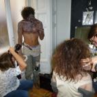 El pelo cardado y revuelto, ayuda a crear un aspecto más sucio y descuidado.