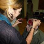 Es recomendable dar un último retoque a las heridas de silicona con sangre, para que tenga un aspecto más fresco (tiende a secarse y cuartearse).