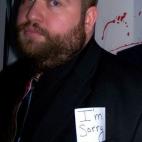 Vete vestido como te de la gana... y simplemente pide perdón. Que lo sientes mucho y no volverá a pasar.