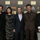 Los directores Axel O'Mill (derecha) y Patxi Uriz (segundo por la derecha) junto al resto del equipo de 'Hijos de la tierra'. En el centro, Alfonso O'Donnell, nominado por su cortometraje documental Viento de Atunes.