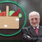 Tiene un capital de 6.000 millones de euros y es propietario de Mercadona. La cadena de supermercados, que el año pasado facturó 18.034 millones de euros y tuvo unos beneficios récord de 515 millones, ha abierto un centro logístico en Vito...