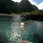 Aunque las temperaturas no son tan altas como en las Canarias o el Caribe, las Azores no suelen bajar de los 16ºC en invierno. Visitarlas en esta época puede ser una buena alternativa para estar lejos de los turistas que se suelen encontrar du...