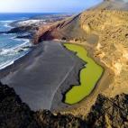 Aunque son un clásico para huir del frío peninsular en los meses de invierno, es el destino ideal para aquellos que quieren quedarse "cerca” de casa sin tener que romper la hucha. En la imagen, el Lago Verde de la isla de Lanzarote.
