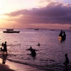 No es casualidad que una de las canciones típicas de Zanzibar se titule Hakuna Matata (Sin preocupaciones), porque aquí, en el más agradable rincón de Tanzania, la única preocupación es decidir qué playa elegir o en qué piscina natural b...