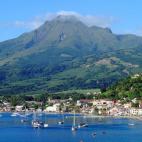 De dominio francés y ubicada en el mar del Caribe, cerca de Sudamérica, Martinica es otro de los destinos alternativos para el invierno. Con temperaturas que rondan los 26ºC también en diciembre y enero, aquí uno puede cambiar los esquís p...