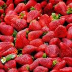 Las fresas —que ahora están de temporada— fortalecen el sistema inmunitario y, gracias a sus propiedades diuréticas, reducen "la hinchazón de piernas que muchas personas sufren con la llegada del calor", explica Alberto Sacristán. Aquí ...