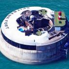 ¿Qué hacer con una vieja fortaleza marina circular ubicada en el puerto de Portsmouth, en Hampshire (Reino Unido)? Tras décadas de abandono a alguien se le ocurrió convertirlo en una isla de lujo, Spitbank Fort.
