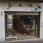 Se encuentra en la calle Ayala de Madrid.