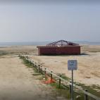 Aunque no lo vean, eso de allí al fondo es un chiringuito y se llama Cherengueti. Nuestros dieses a quienes le pusieron ese nombre a este local de Palos de la Frontera.