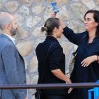 Familiares de Blanca Fern&aacute;ndez Ochoa despiden a la esquiadora.