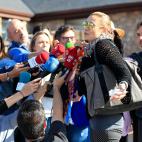 Coral Bistuer atiende a los medios.