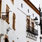 Sitges es uno de los enclaves más seductores de la costa mediterránea gracias a su luz, su entorno, su arquitectura y su amplia oferta de ocio y actividades culturales. A pesar de la gran cantidad de visitantes que recibe durante todo el año,...