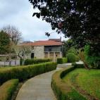 Santiago de Compostela es un destino en sí mismo, que los viajeros pueden disfrutar tanto en días de lluvia como de Sol. Y si necesita un respiro de las calles de piedra y los soportales, siempre puede salir a los alrededores y pasear por el b...