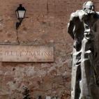 Salamanca es una ciudad literaria. Pocas como ella han acogido a tantos personajes ilustres de la literatura, reales o ficticios. Y como la mayor parte de sus calles son peatonales, cada viajero puede trazar su propia ruta literaria a pie, desde...