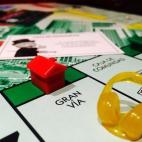 Lo importante es que tengas en cuenta que nadie sabe exactamente cómo jugar. Todos aprendimos de niños y nadie se leyó el librito de instrucciones: estúdiatelo a fondo. Como cuenta eipher, el creador de estos pasos y antifan del Monopoly, no...