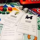 Compra todo, todo en lo que caigas. Hazlo hasta que te quede poco dinero, pero no lo gastes absolutamente todo, claro.