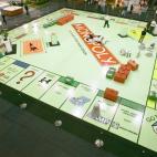 Obtén un barrio, aunque salga caro. Intenta negociar con tus oponentes, incluso dales propiedades que sepas que no vas a querer si a cambio te ceden la calle que te falta. Pero hazte con un barrio. Como bonus a este paso, eipher explica que es ...