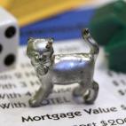 Llega la escasez de propiedades. Con un segundo barrio, intenta mejorar y subir a tres casas. Como explica eipher, "seis propiedades con tres casas te darán más de la mitad de las casas del juego; cuatro casas te darán el 75% del total. Eso h...