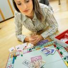 Mantén una reserva de fondos. Te servirá para proteger tus barrios de posibles pérdidas y de una bancarrota si tienes que pagar al caer en otras propiedades varias veces o si te sale alguna carta especial. Por cierto, si te toca ir a la cárc...