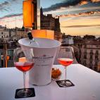 Junto a una terraza interior con piscina y un mirador con espacio para tomar un c&oacute;ctel, los atardeceres aqu&iacute; son de otro mundo. Desde el barrio de Chueca ser&aacute;s testigo de este momento vespertino que deja boquiabierto a aquel...