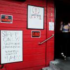 Un club de striptease se reinventa por el coronavirus