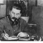 Stalin murió, según la versión oficial, de una apoplejía fulmimante, aunque hay varias hipótesis (y muchas conspiraciones) sobre si su muerte fue o no provocada por sus adversarios políticos. Tras reposar junto a Lenin, sus restos fuero...