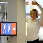 Una mujer pasa por un escáner en un aeropuerto de Alemania.