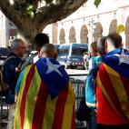 Un grupo de manifestantes con "esteladas" frente al Parlament