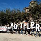 Un grupo de manifestantes delante de una de las entradas al Parlament