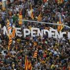 Catalanes celebrando 'La Diada' sosteniendo letras con el mensaje de : Independencia.